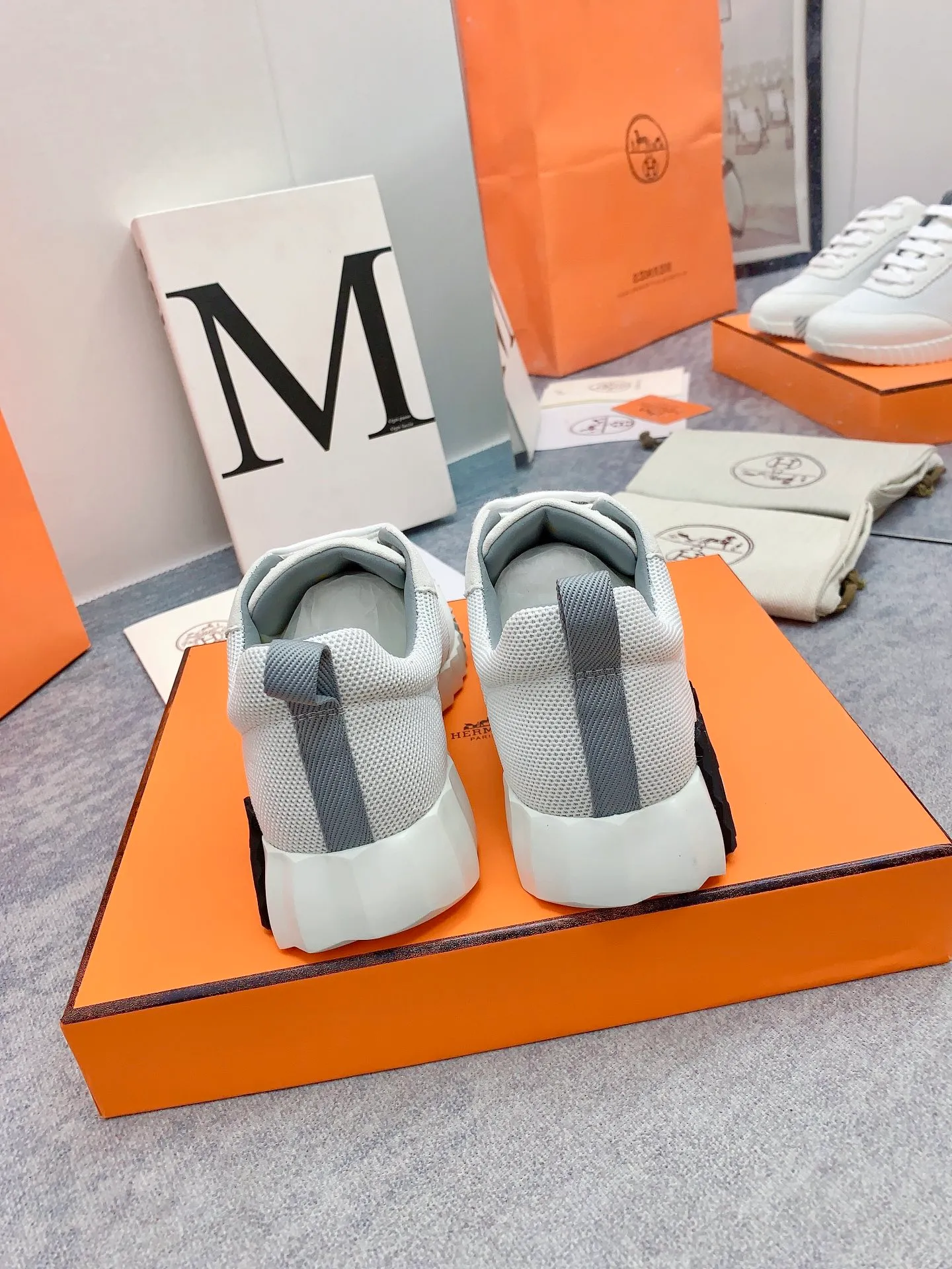 👟👟Ex-factory price 640👟👟 [Hermes] New Bouncing Couple 👫Sneakers. The most comfortable shoes from Hermès, no one else⃣️. They are very light on the feet and very beautiful. You will not feel tired when you go shopping and running around. 👍 The overall suede leather feels very good, very beautiful and very versatile. It is very light, comfortable and extremely light, suitable for both sports and leisure. It feels great to step on! 30+ men's and women's color combinations. You can choose, there will always be what you want~ ✅Fabric: Imported high mercerized sheep + original rain velvet ✅Inner: Imported silk sheepskin for lining insole ✅Outsole: Seamless combination of IP+TPU (multi-color letters) German technology irradiation machine ✅Code number: 35-41 for women and 38-46 for men (41 for women, 45.46 for men, customized and non-returnable)
